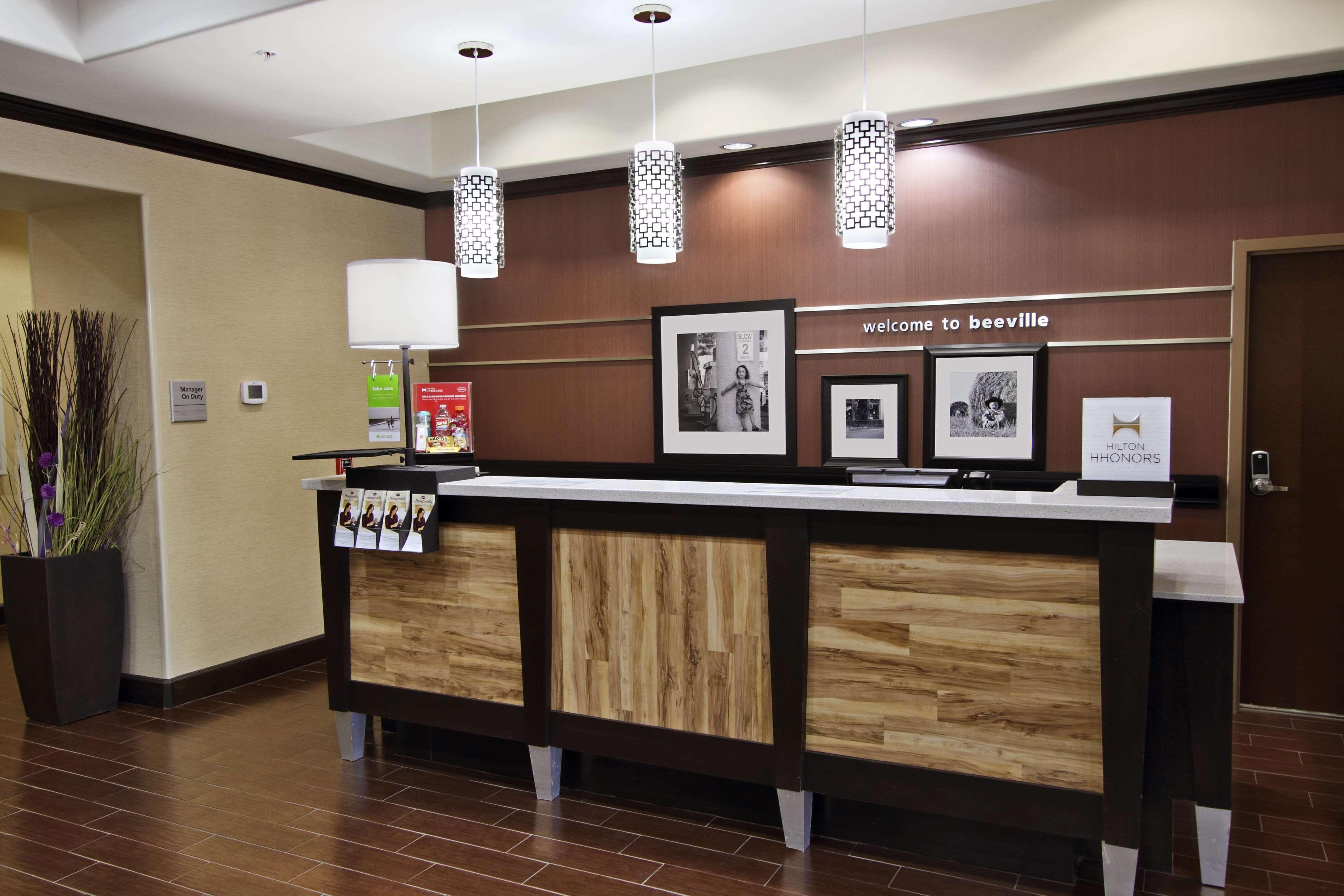 Hampton Inn Beeville Экстерьер фото