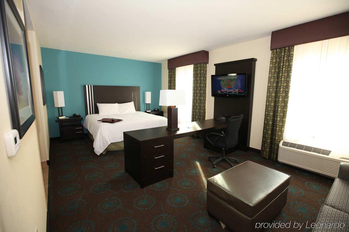 Hampton Inn Beeville Номер фото